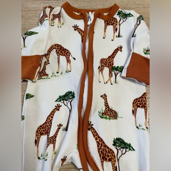 GrowGrows Pajama Set - Picture 2 of 4